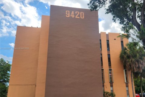 Condo in Miami, Florida, 2 bedrooms  № 1949607 - photo 3