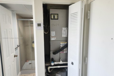 Condo in Miami, Florida, 2 bedrooms  № 1949607 - photo 16