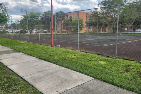 Condo in Miami, Florida, 2 bedrooms  № 1949607 - photo 5