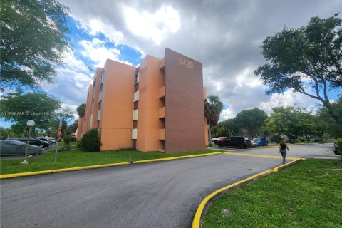 Condo in Miami, Florida, 2 bedrooms  № 1949607 - photo 1