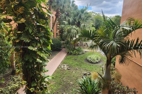 Condo in Miami, Florida, 2 bedrooms  № 1949607 - photo 11