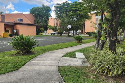 Condo in Miami, Florida, 2 bedrooms  № 1949607 - photo 6
