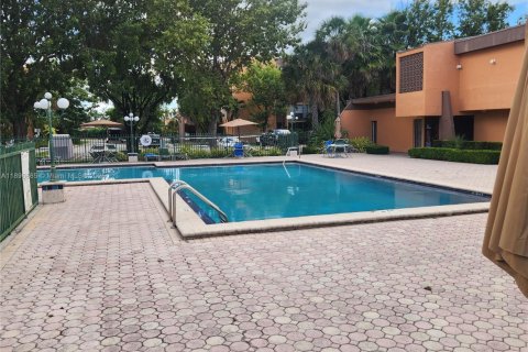 Condo in Miami, Florida, 2 bedrooms  № 1949607 - photo 9