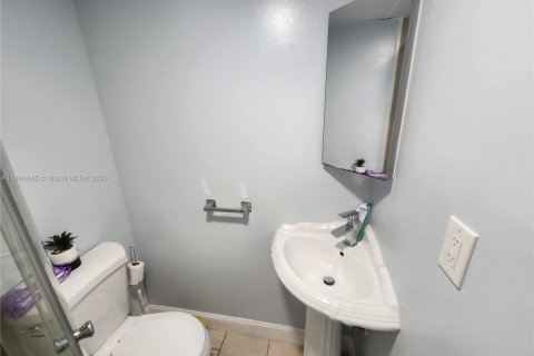 Condo in Miami, Florida, 2 bedrooms  № 1949607 - photo 15