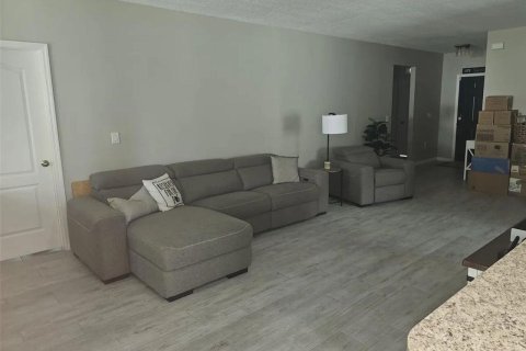 House in Palm Bay, Florida 3 bedrooms, 174.1 sq.m. № 2083823 - photo 4