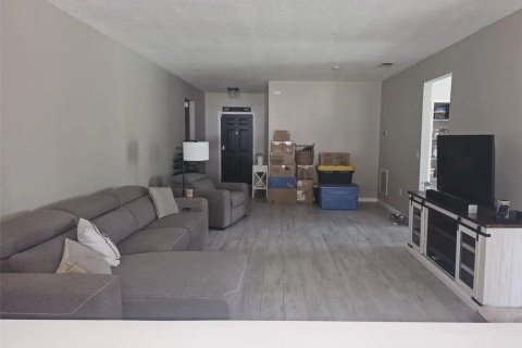 House in Palm Bay, Florida 3 bedrooms, 174.1 sq.m. № 2083823 - photo 6