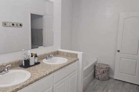 House in Palm Bay, Florida 3 bedrooms, 174.1 sq.m. № 2083823 - photo 15