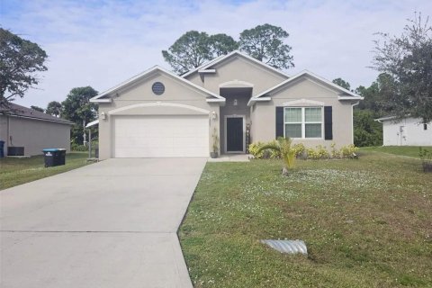 House in Palm Bay, Florida 3 bedrooms, 174.1 sq.m. № 2083823