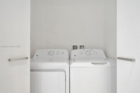 Condominio en alquiler en Coral Gables, Florida, 3 dormitorios, 100.8 m2 № 1953332 - foto 29