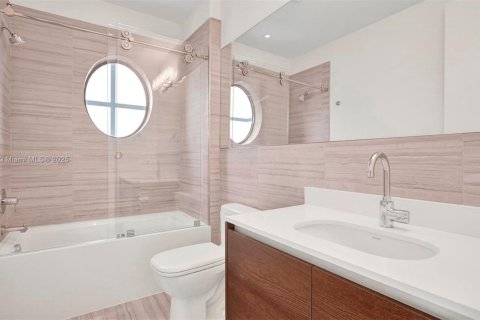 Condominio en alquiler en Coral Gables, Florida, 3 dormitorios, 100.8 m2 № 1953332 - foto 28