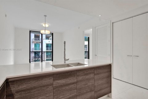 Condominio en alquiler en Coral Gables, Florida, 3 dormitorios, 100.8 m2 № 1953332 - foto 2