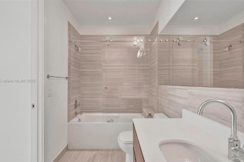 Condominio en alquiler en Coral Gables, Florida, 3 dormitorios, 100.8 m2 № 1953332 - foto 16