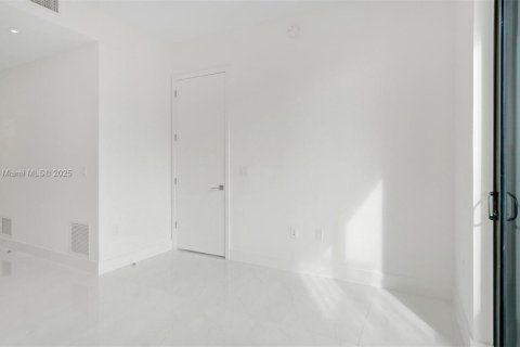 Condominio en alquiler en Coral Gables, Florida, 3 dormitorios, 100.8 m2 № 1953332 - foto 12