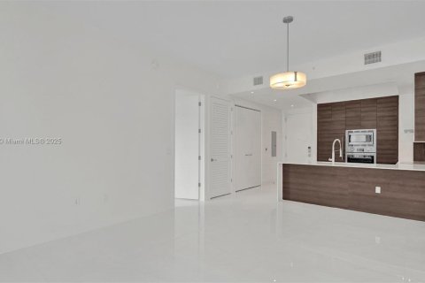 Condominio en alquiler en Coral Gables, Florida, 3 dormitorios, 100.8 m2 № 1953332 - foto 8