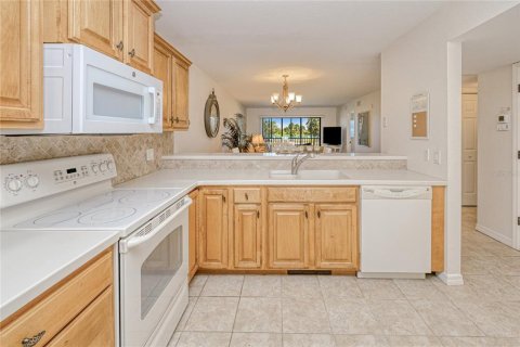 Condo in Punta Gorda, Florida, 2 bedrooms № 2115029 - photo 9