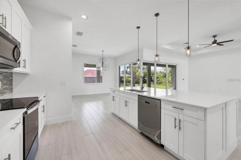 Купить виллу или дом в Порт-Шарлотт, Флорида 9 комнат, 180.51м2, № 1877490 - фото 2