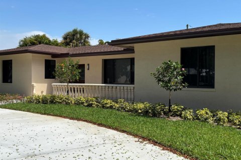 House in Lake Park, Florida 3 bedrooms, 192.31 sq.m. № 2154734 - photo 2
