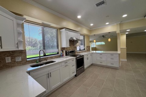 House in Lake Park, Florida 3 bedrooms, 192.31 sq.m. № 2154734 - photo 8