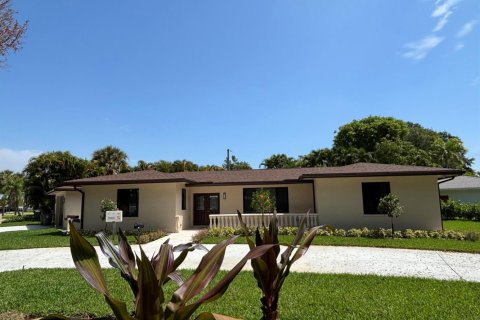House in Lake Park, Florida 3 bedrooms, 192.31 sq.m. № 2154734