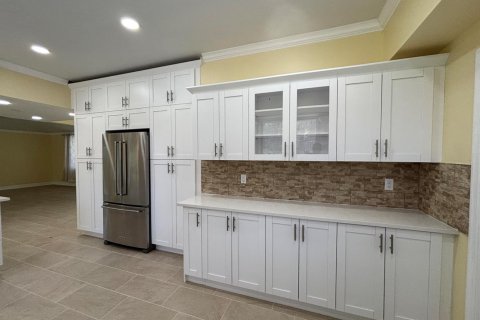 House in Lake Park, Florida 3 bedrooms, 192.31 sq.m. № 2154734 - photo 12