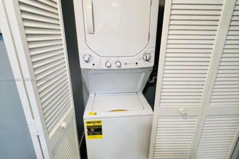 Condo in Coral Springs, Florida, 2 bedrooms  № 2068939 - photo 16