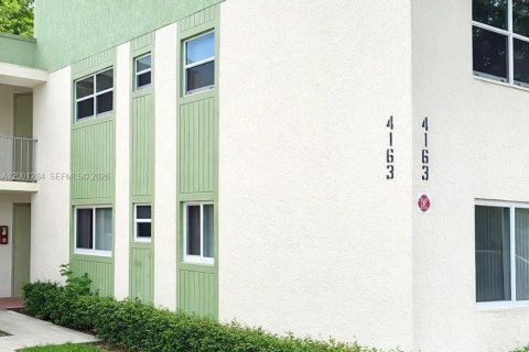 Condo in Coral Springs, Florida, 2 bedrooms  № 2068939 - photo 2