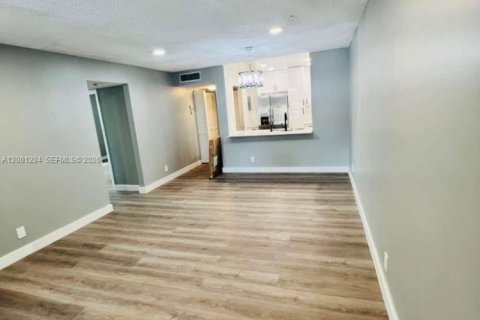 Condo in Coral Springs, Florida, 2 bedrooms  № 2068939 - photo 8