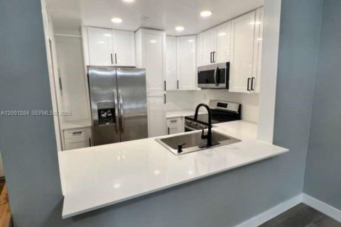 Condo in Coral Springs, Florida, 2 bedrooms  № 2068939 - photo 4