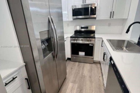 Condo in Coral Springs, Florida, 2 bedrooms  № 2068939 - photo 7