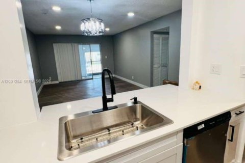 Condo in Coral Springs, Florida, 2 bedrooms  № 2068939 - photo 5