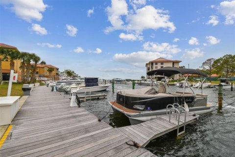 House in Tarpon Springs, Florida 4 bedrooms, 287.07 sq.m. № 1654876 - photo 3