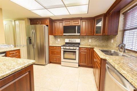 Touwnhouse à vendre à Miami, Floride: 3 chambres, 151.62 m2 № 2065877 - photo 12