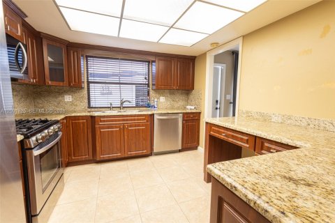 Touwnhouse à vendre à Miami, Floride: 3 chambres, 151.62 m2 № 2065877 - photo 13