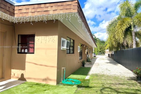 Commercial property in Florida City, Florida 149.39 sq.m. № 2002548 - photo 10