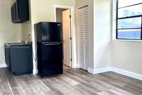 Commercial property in Florida City, Florida 149.39 sq.m. № 2002548 - photo 4