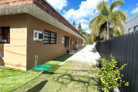 Commercial property in Florida City, Florida 149.39 sq.m. № 2002548 - photo 13