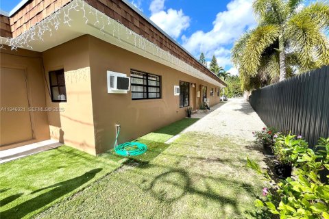 Commercial property in Florida City, Florida 149.39 sq.m. № 2002548 - photo 12