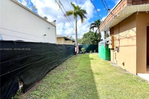 Commercial property in Florida City, Florida 149.39 sq.m. № 2002548 - photo 14