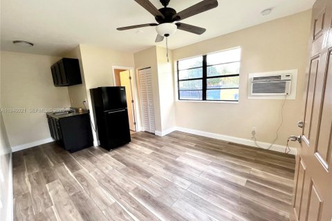 Commercial property in Florida City, Florida 149.39 sq.m. № 2002548 - photo 5