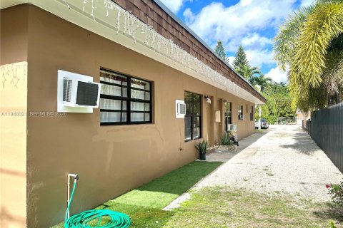 Commercial property in Florida City, Florida 149.39 sq.m. № 2002548 - photo 11