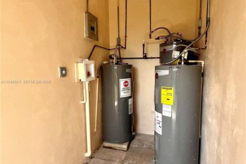 Commercial property in Florida City, Florida 149.39 sq.m. № 2002548 - photo 16