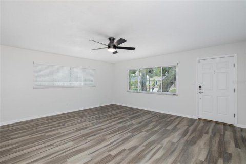 Villa ou maison à louer à Palm Harbor, Floride: 2 chambres, 132.11 m2 № 2107493 - photo 5