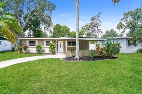 House in South Daytona, Florida 3 bedrooms, 103.4 sq.m. № 1865843 - photo 1