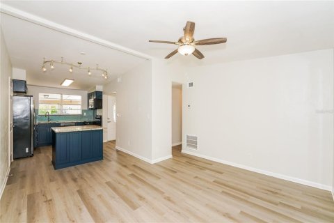 House in South Daytona, Florida 3 bedrooms, 103.4 sq.m. № 1865843 - photo 2
