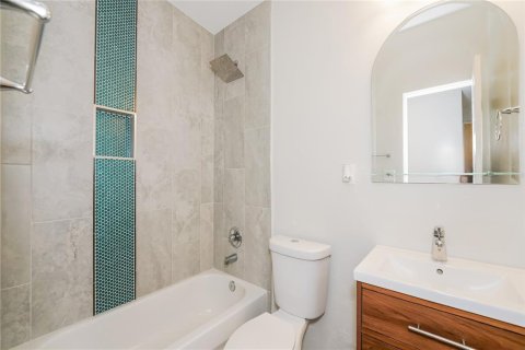 House in South Daytona, Florida 3 bedrooms, 103.4 sq.m. № 1865843 - photo 13