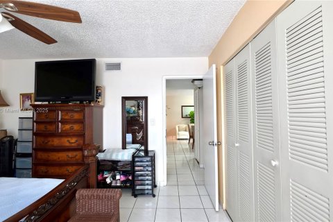 Condo in Miami, Florida, 2 bedrooms  № 1799460 - photo 13