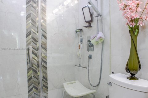 Condo in Miami, Florida, 2 bedrooms  № 1799460 - photo 23