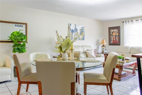 Condo in Miami, Florida, 2 bedrooms  № 1799460 - photo 27