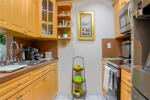 Condo in Miami, Florida, 2 bedrooms  № 1799460 - photo 6