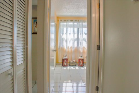 Condo in Miami, Florida, 2 bedrooms  № 1799460 - photo 9